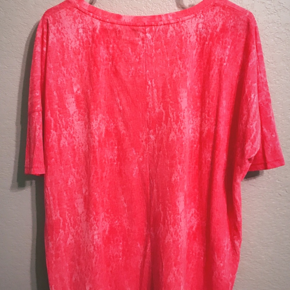 { High/Low Flowy Work-Out Tee } - Picture 3 of 3